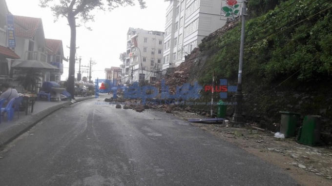 Sau khi cơn bão số 3 đi qua nhiều cây bên đường lên Thị trấn Tam Đảo bị gãy đổ, chắn ngang đường.