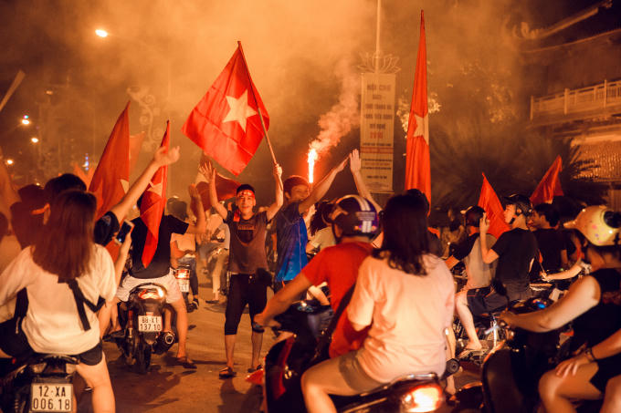Hàng nghìn người yêu bóng đá ở Hà Nội đồng loạt xuống đường phất cờ ăn mừng xuyên đêm.