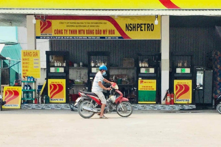 Cây xăng bán xăng