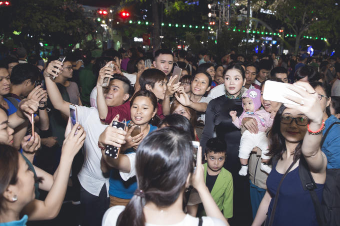 Lý Nhã Kỳ bị fans vây kín tại Lễ hội áo dài TP HCM.