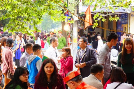 Trong dòng người chật cứng như nêm tại Phủ Tây Hồ luôn có sắc áo Cảnh sát làm nhiệm vụ giữ gìn ANTT