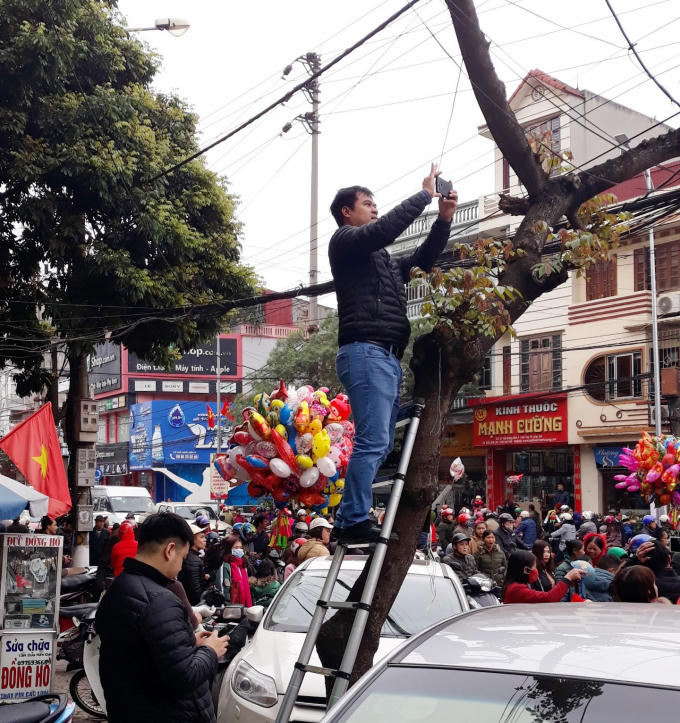 Các phóng viên chuẩn bị thang có thể ghi lại khoảng khắc đẹp nhất.