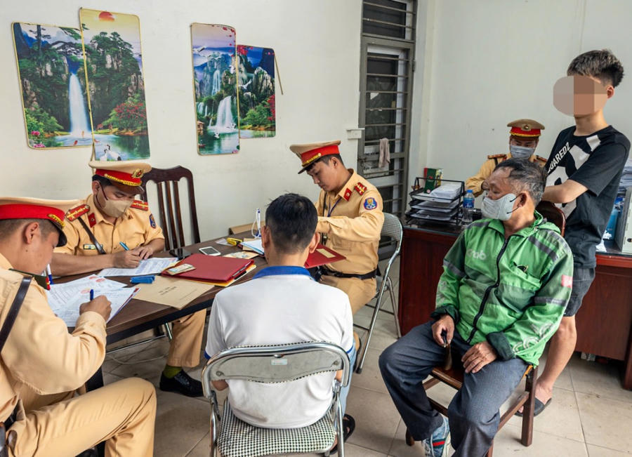 Hàng loạt trường hợp lái xe máy tới trụ sở Đội CSGT đường bộ số 6 để xử lý vi phạm phạt nguội.