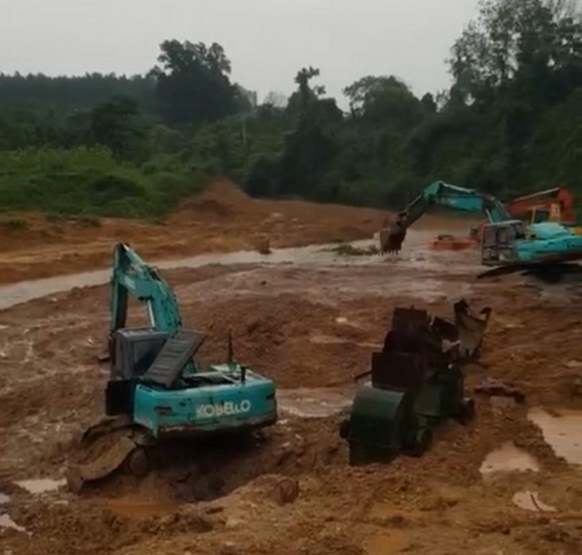 3 chiếc máy xúc cỡ lớn đang hoạt động hết công suất múc cát từ dưới lòng sông Sỏi lên bờ.