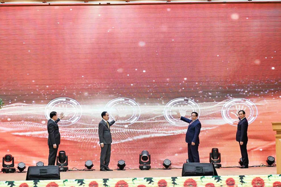 Các đại biểu thực hiện nghi thức bấm nút khai trương.