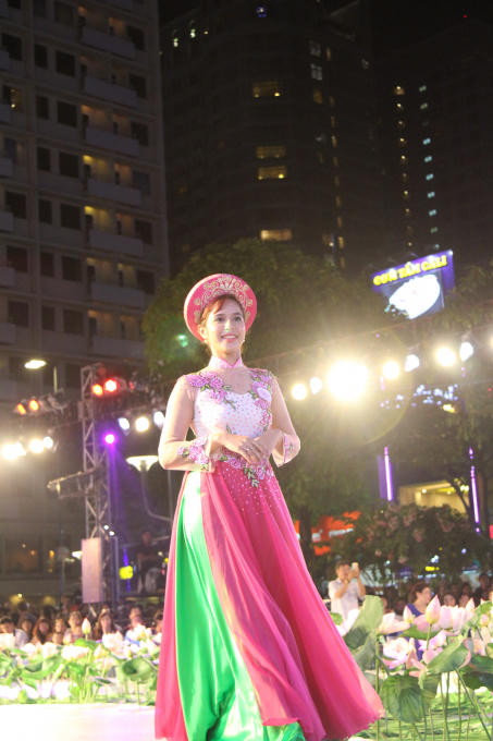 Một cô gái nước ngoài trong cuộc thi Duyên dáng áo dài 2017.