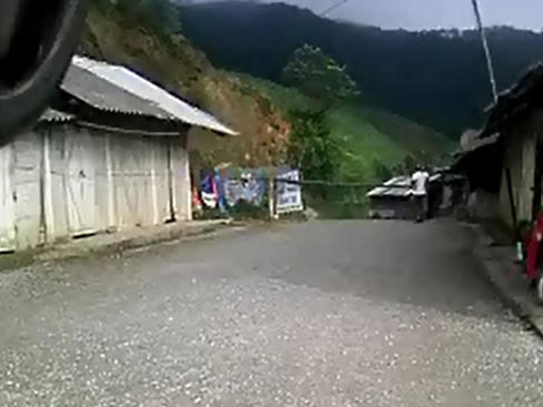 Chốt công an canh phòng tại con đường độc đạo dẫn vào mỏ Pác Lạng (Ảnh: Nam Anh).