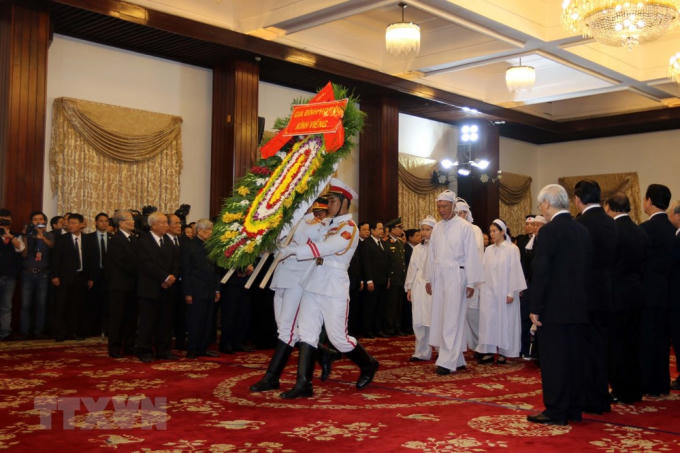 Đoàn gia đình họ tộc viếng Nguyên Thủ tướng Phan Văn Khải. (Ảnh: Thanh Vũ/TTXVN)