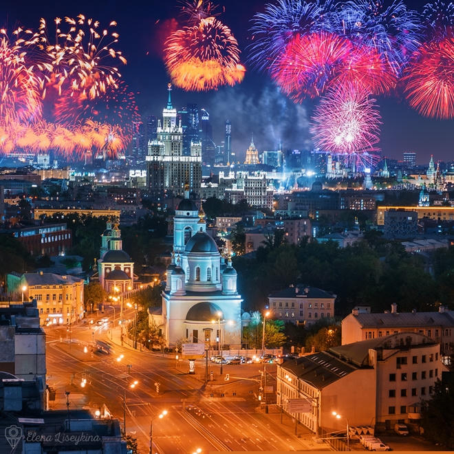 Quảng trường Đỏ lịch sử, những công trình cổ kính và nổi tiếng ở Moscow, Nga là một trong những nơi tuyệt nhất đón giao thừa. Năm nay, Moscow càng hấp dẫn khi thời tiết khá ấm, tuyết chỉ phủ một lớp mỏng, tạo ra khung cảnh tuyệt vời.