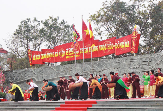 Cuối năm 1788, Càn Long sai Tổng đốc Lưỡng QuảngTôn Sĩ Nghị chỉ huy 20 vạn quân Thanh hộ tống Lê Chiêu Thống về Đại Việt với danh nghĩa "phù Lê", vào chiếm đóng Thăng Long.