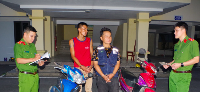 Hai đối tượng cùng tang vật vụ án. Ảnh: Công an tỉnh Ninh Bình