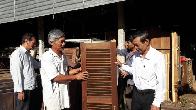 Nghệ nhân làng mộc Kim Bồng Đinh Văn Lời hướng dẫn thợ mộc làm nghề.