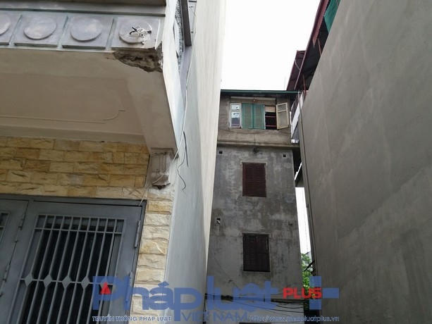 Từ đỉnh cao nhất của công trình xuống mặt đất có độ nghiêng là 55cm phía trước, giữa là 58cm, phía sau là 65 cm sang khoảng không địa phận lô đất 13.