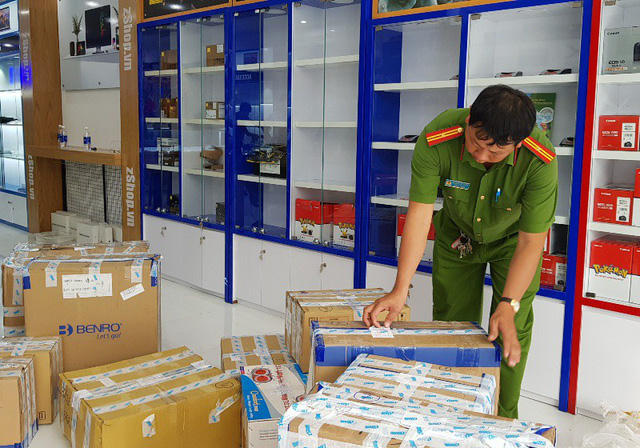 Lực lượng chức năng tiến hành niêm phong và tạm giữ 17 thùng hàng chưa có hóa đơn, chứng từ. (Ảnh: báo Dân trí)