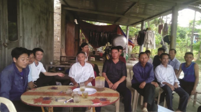 Đại diện các hộ dân thôn Tân Xuân trao đổi với phóng viên.