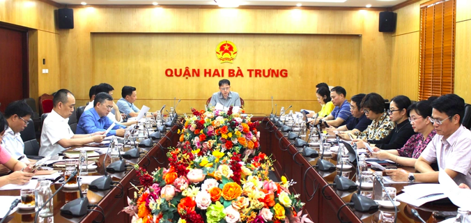 Chủ tịch UBND quận Hai Bà Trưng Nguyễn Quang Trung chủ trì cuộc họp với trưởng các đơn vị (Ảnh: Đình Hiệp).
