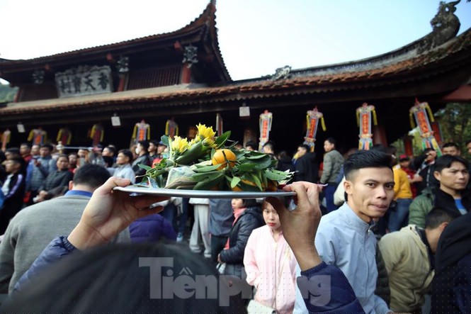 Chị Thúy (người Mỹ Đức) cho biết, hơn mười năm nay năm nào chị cùng người thân cũng tới chùa Hương trẩy hội, du xuân. Chị cho biết, dù ngày khai hội đông đúc, quá tải nhưng vẫn cố gắng thu xếp công việc tới dự hội.