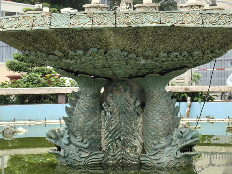 Gốm mỹ nghệ Biên Hòa đánh dấu son cho bước phát triển của lịch sử gốm Đồng Nai (Ảnh: đài phun nước Quảng trường Sông Phố trước tòa nhà UBND tỉnh Đồng Nai)