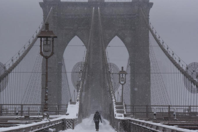 Tuyết phủ trắng xóa trên cầu Brooklyn, New York.