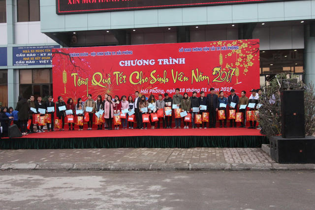 Hàng nghìn sinh viên của 27 tỉnh thanh đang theo học tại Hải Phòng được tặng vé xe về quê ăn tết.