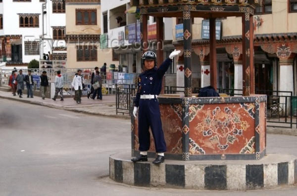 Giao thông đô thị ở Bhutan chỉ được điều khiển bằng nhân viên cảnh sát. Ảnh: internet.