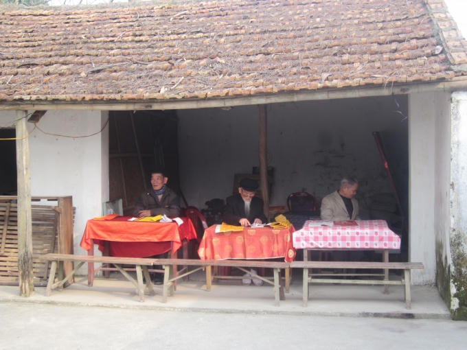 Các ông đồ già ngồi viết sớ phục vụ du khách gần xa.