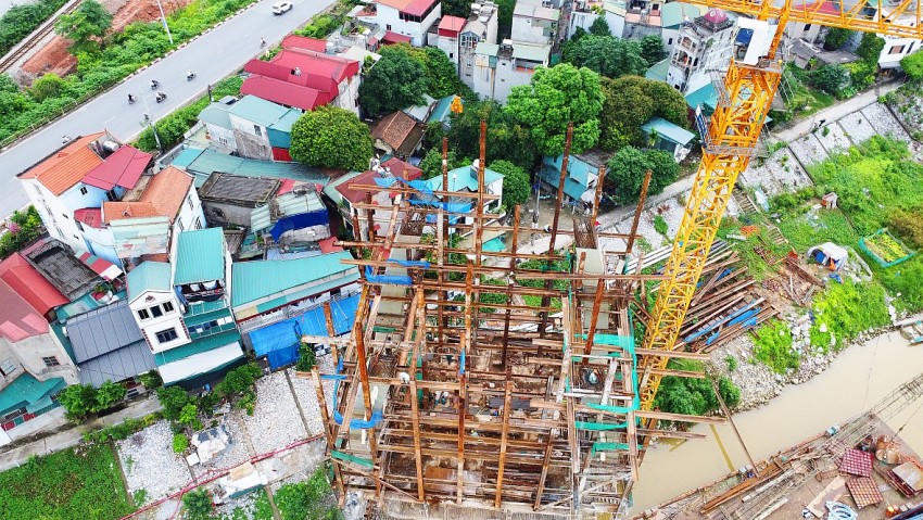 Trong đó, cầu đường sắt gồm 6 nhịp dầm thép và dàn thép dài 280m, được xây dựng bảo đảm cho đường sắt đơn khổ lồng 1.000mm và 1.435mm; tốc độ thiết kế 80km/h. Khổ giới hạn thông thuyền được phân kỳ đầu tư với tĩnh không thông thuyền 7m, giai đoạn hoàn thiện là 9,5m; tĩnh không đường chui dưới cầu bảo đảm trên 4,75m. Cầu có bố trí đường người đi bộ 1 bên phải tuyến (phía hạ lưu cầu). Hiện cầu đường sắt mới đang thi công đạt tiến độ.