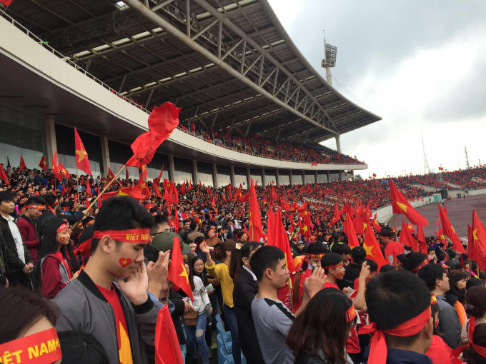 Nên nhớ rằng, sức chứa sân Mỹ Đình chỉ vào khoảng 40.000 chỗ ngồi và chưa bao giờ trong lịch sử bóng đá nước nhà, có một trận đấu hay một chương trình nào người xem ngồi kín chỗ.