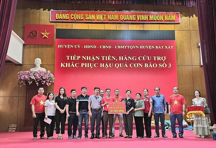Báo Pháp luật Việt Nam trao tiền hỗ trợ nhân dân huyện Bát Xát bị ảnh hưởng do mưa lũ.