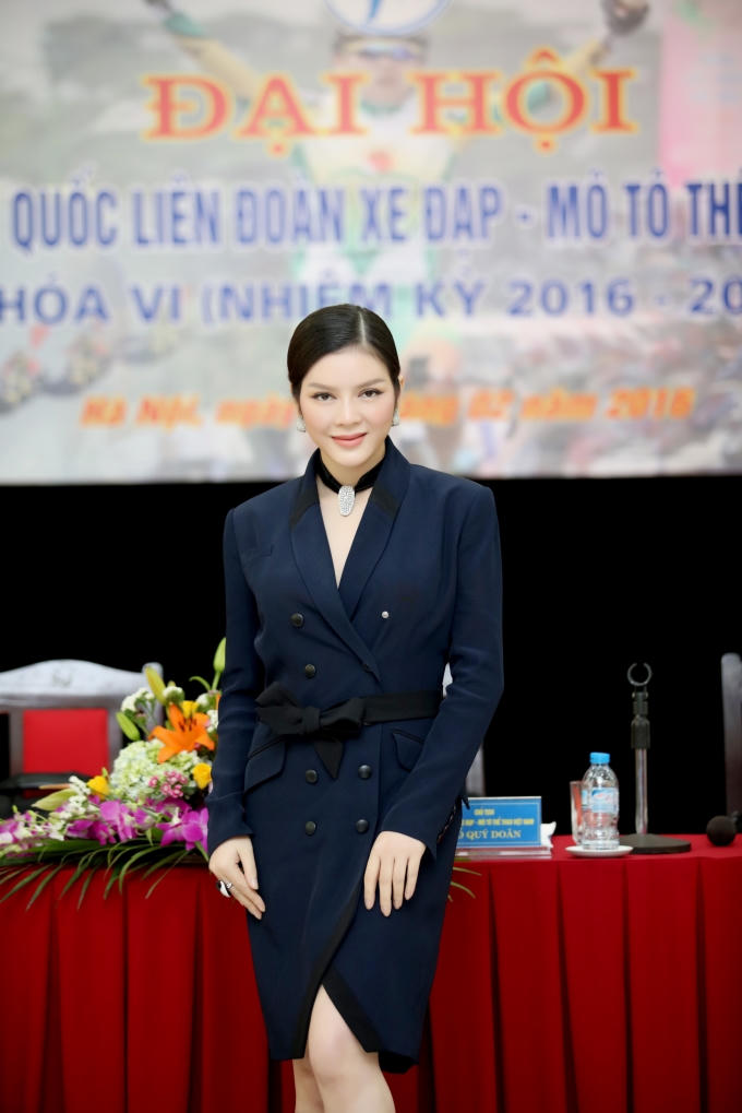 Lý Nhã Kỳ hút mắt bởi vẻ đẹp quý phái trong váy giả vest màu đen của thương hiệu Alexis Mabile