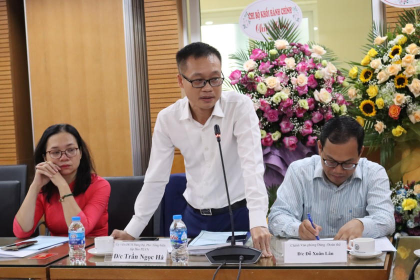Uỷ viên BCH Đảng bộ, Phó Tổng biên tập Trần Ngọc Hà phát biểu tại Đại hội Chi bộ Khối Nội dung.