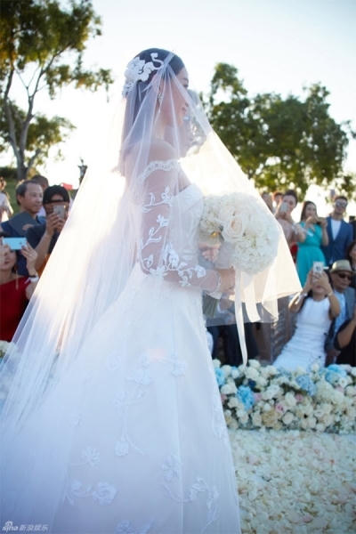 Lưu Thi Thi tiến vào lễ đường trong sự hạnh phúc và chào đón của mọi người. Ảnh: Sina.