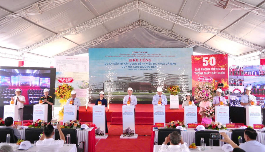 Đại diện lãnh đạo tỉnh Cà Mau và Sở, Ngành tỉnh, thành phố Cà Mau thực hiện nghi thức bấm nút khởi công Dự án.