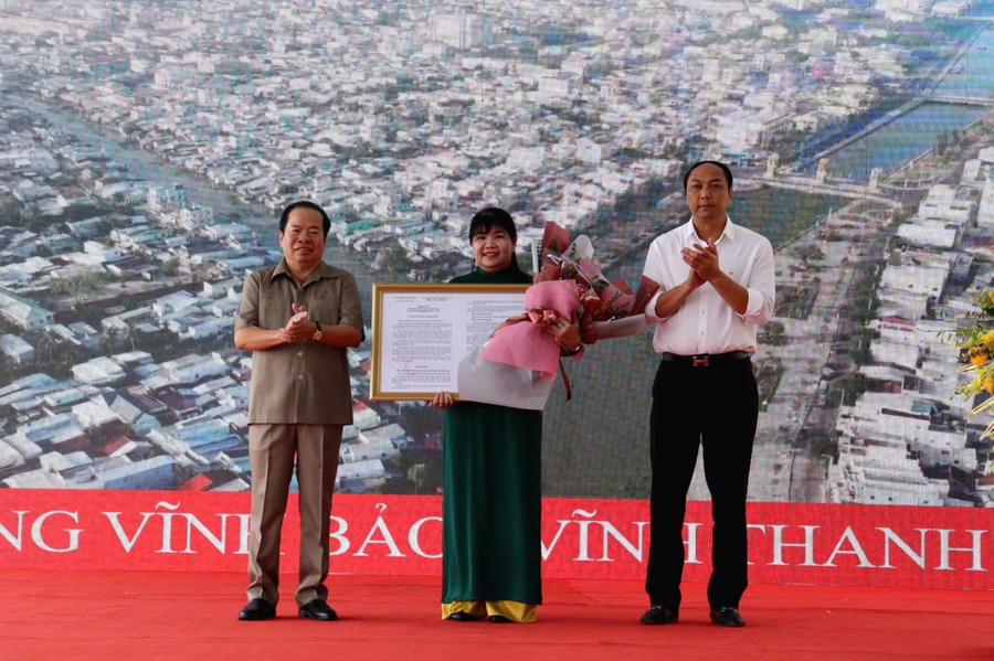 Ông Mai Văn Huỳnh - Phó Bí thư Thường trực Tỉnh ủy, Chủ tịch HĐND tỉnh và ông Lâm Minh Thành - Phó Bí thư Tỉnh ủy, Chủ tịch UBND tỉnh trao Nghị quyết số 1247 / NQ-UBTVQH15 của Ủy ban Thường vụ Quốc hội cho bà Phạm Thị Bích Quyên - Bí thư Đảng ủy phường Vĩnh Thanh Vân.