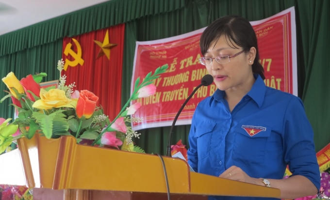 Đồng Chí Trần Thị Hồng Thúy - Cán bộ Phòng Phổ biến pháp luật Sở Tư pháp Nghệ An đưa những điều chỉnh bổ sung trong Bộ luật Dân sự 2015 đến người dân bằng những tình huống cụ thể, thường xảy ra trong thực tế.