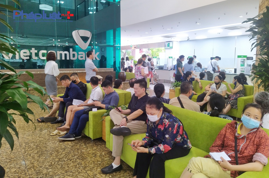 Giá vàng miếng hạ nhiệt, quá tải người chen chân mua