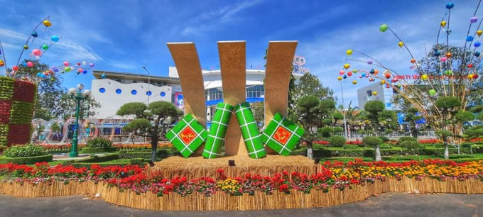 Nội dung trưng bày gồm các linh vật; các cụm hoa tươi theo tiểu cảnh; cụm mô hình về biển đảo, đường hầm đèn led.