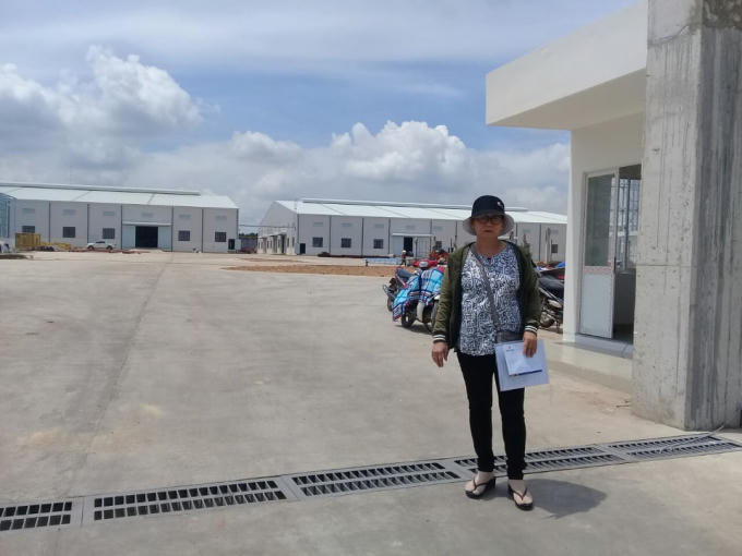 Bà Oanh đứng trước khu đất của gia đình nay đã biến thành nhà xưởng cho các đơn vị khác thuê lại