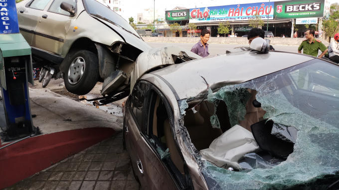 T&uacute;i kh&iacute; bung ra ngo&agrave;i.