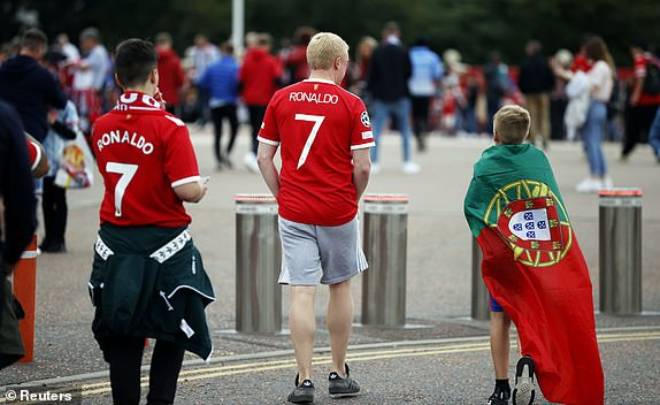 Trực tiếp bóng đá MU - Newcastle: Fan Ronaldo "nhuộm đỏ" Old Trafford (Vòng 4 Ngoại hạng Anh) - 13