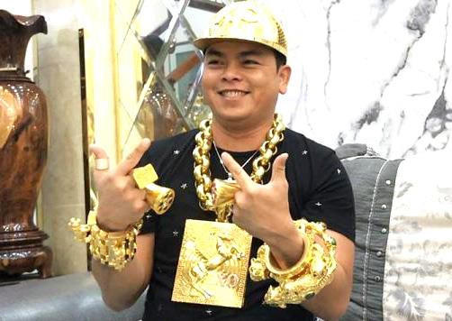 Phúc XO chỉ đạo đàn em để khách mang ma túy vào quán hát. Ảnh: Thùy Lê.