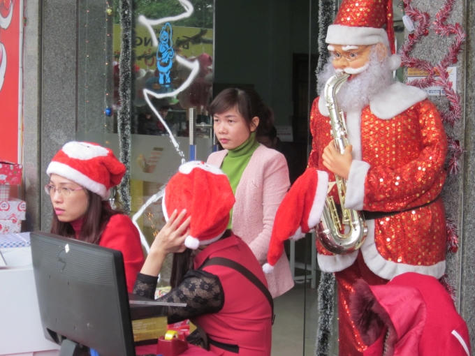 Là dịp nhiều người bán hàng cải trang thành ông già Noel thu hút khách