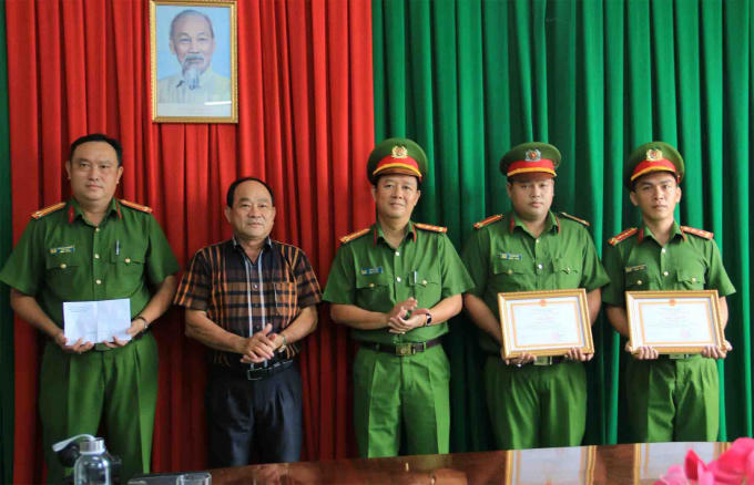đại diện chính quyền phường Mỹ Hòa trao giấy khen và tiền thưởng cho các các nhân đạt thành tích