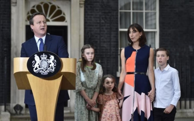 Ông Cameron cùng vợ và các con đã có bài phát biểu chia tay trước tòa nhà số 10 phố Downing ở thủ đô London.