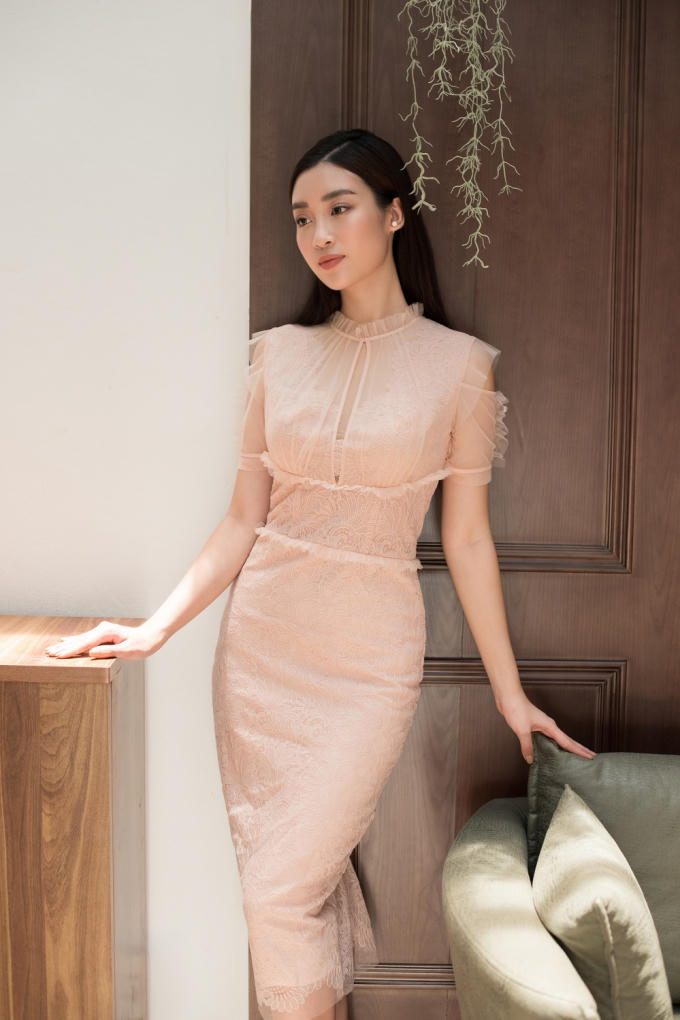 Những chiếc đầm ren bó sát là lựa chọn không thể hoàn hảo hơn cho những cô nàng sở hữu vóc dáng chuẩn và vẻ nữ tính, ngọt ngào.