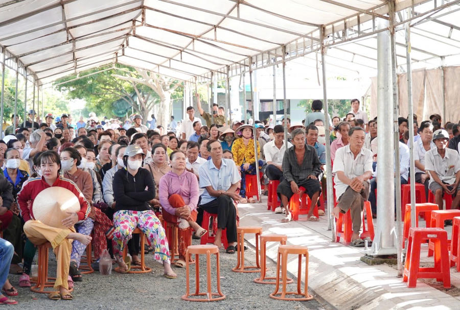 Hàng trăm người dân theo dõi phiên tòa.