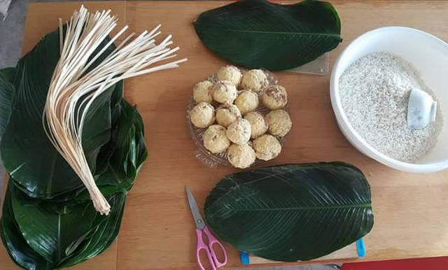 Chuẩn bị các nguyên liệu để gói bánh chưng.