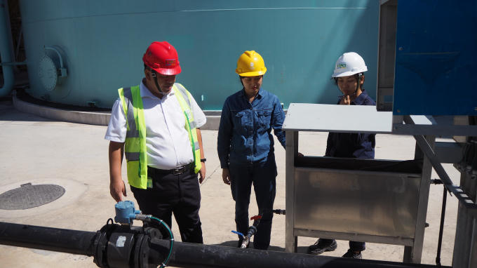 Ông Phan Ngọc Cẩm Thành kiểm tra giám sát hoạt động của khu vực xử lý nước thải của nhà máy.