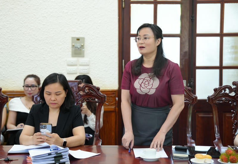 Bà Vũ Hồng Thuý, Phó Tổng Biên tập Báo PLVN phát biểu tại buổi làm việc.