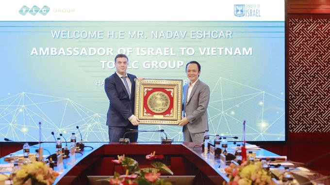 Ông Trịnh Văn Quyết, Chủ tịch Tập đoàn FLC trao quà lưu niệm cho Đại sứ Israel Nadav Eshcar